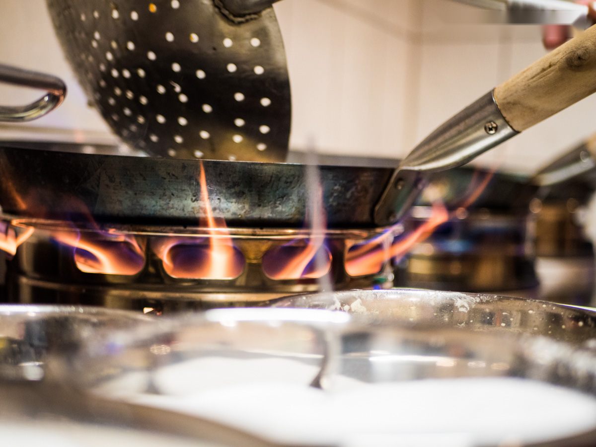 Ein Wok über der Gasflamme